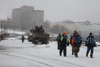 Рабочие на мосту у Телецентра снова не получают зарплату