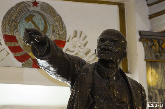 Вокруг статуи вождя мирового пролетариата сохранилась оригинальная каменная отделка и полы
