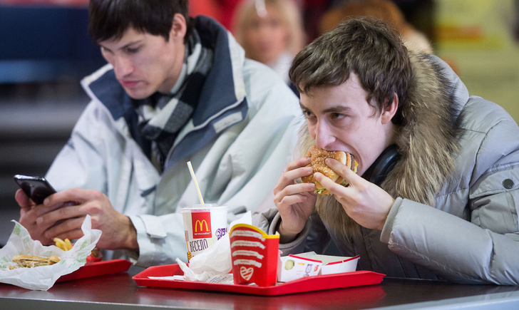 Конец эпохи Бик Мака: 20 ностальгических фото «Макдональдса», который закрывает рестораны в России