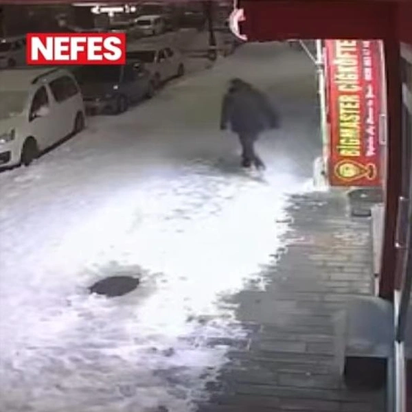 Лавина, сошедшая с крыши многоквартирного дома в Турции, оставила без света целый район | www.fontanka.ru