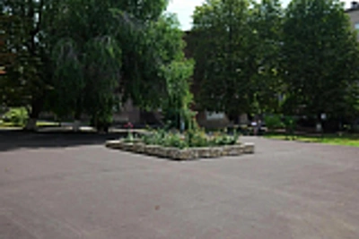 Благоустройство дворовых территорий больниц продолжается