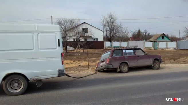 «И этот позор под носом у губернатора». В Волгограде стали опасной ловушкой обочины трассы к дому Андрея Бочарова — видео | Источник: читатели V1.RU