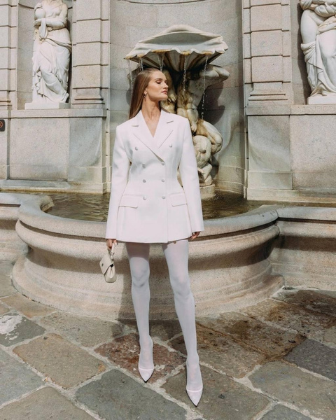 Стильно и сексуально: 3 белых жакета как у Роузи Хантингтон-Уайтли на Неделе моды в Милане
