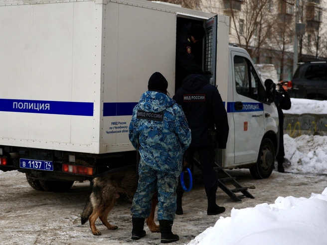 Задержанного накануне блогера привезли в суд. | Источник: Михаил Шилкин