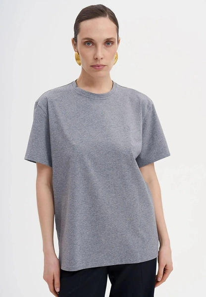 Лучшие базовые футболки, чтобы носить со свитерами, жакетами и рубашками