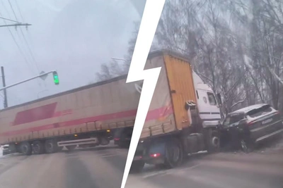 Truck Blocks Road, Alters Bus Route in Yaroslavl After Accident