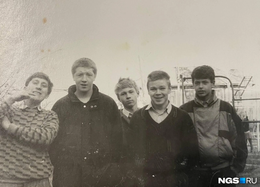 Если вглядеться за спины парней, можно увидеть, как на площадке появились качели и карусель, которую в народе прозвали «апельсинкой» или «мандаринкой» | Источник: Алёна Золотухина / NGS.RU