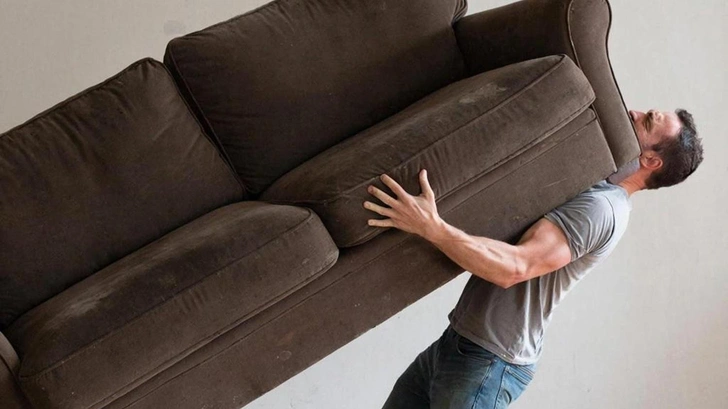 Мужчина заработал инфаркт, разгружая мебель. Сердце останавливалось дважды | Источник: создано GigaChat