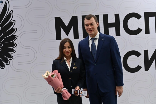 Весной Евгения получила отличительный знак из рук министра спорта Михаила Дегтярева | Источник: из личного архива Евгении Журавлевой