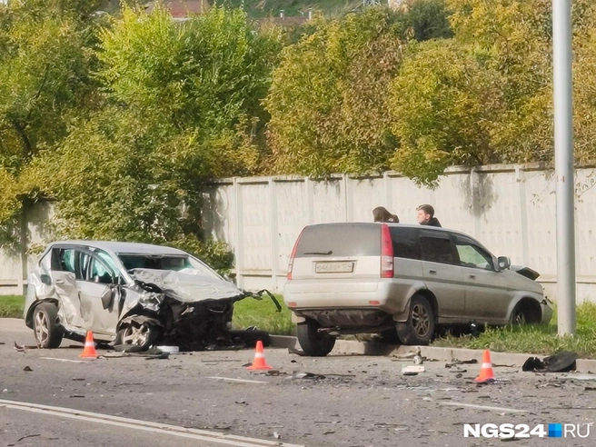 Golf не пропустил Lada Largus при перестроении | Источник: Геннадий Денисов / NGS24.RU