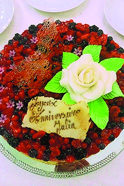 Торт со свежими ягодами шеф-повар приготовил по спецзаказу