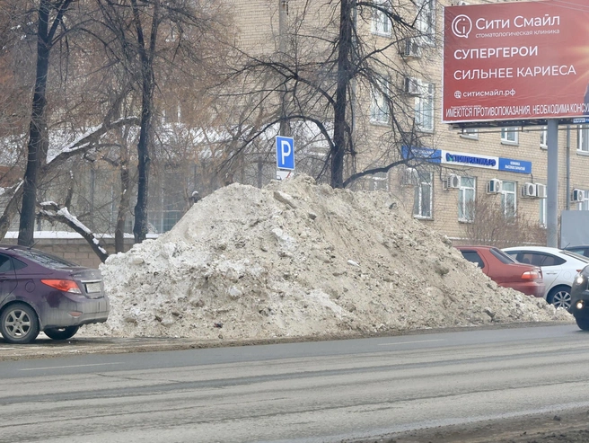 Кроме того, сугробы ограничивают обзор водителей, создавая опасность. | Источник: Михаил Шилкин 