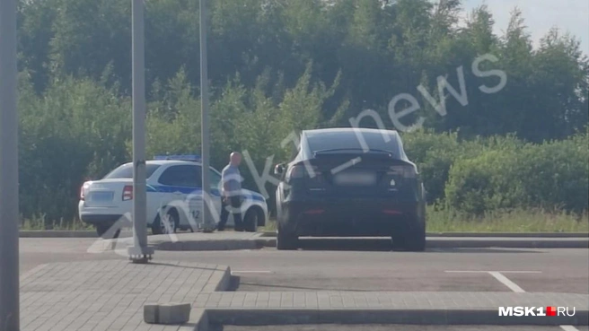 Tesla Романа Старовойта, в которой его нашли мертвым | Источник: Михаил Мечев / MSK1.RU