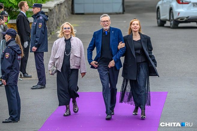 Президент кинофестиваля — Александр Михайлов с супругой Оксаной и дочерью Мирославой | Источник: Олег Фёдоров / CHITA.RU