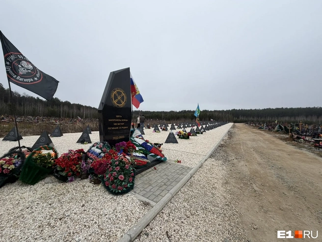 Поскольку на этой аллее похоронено много неместных, пока народу здесь не очень много | Источник: Дарья Манохина / E1.RU