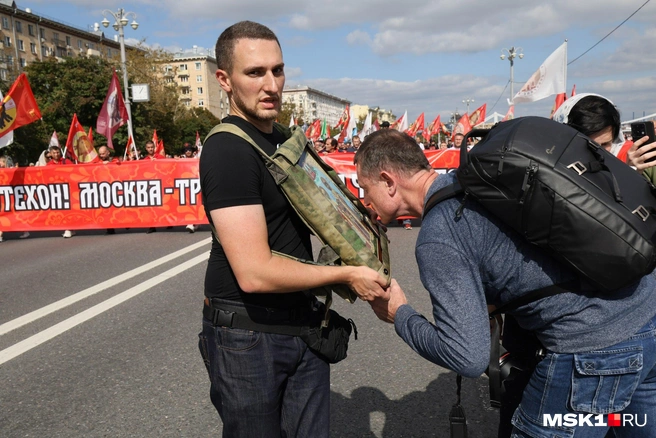 Участники крестного хода иногда останавливались, чтобы помолиться и поцеловать изображения святых | Источник: Артем Устюжанин / MSK1.RU