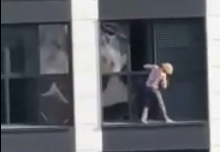 В Уфе женщина вылезла на карниз 18-го этажа, чтобы протереть окно (видео)