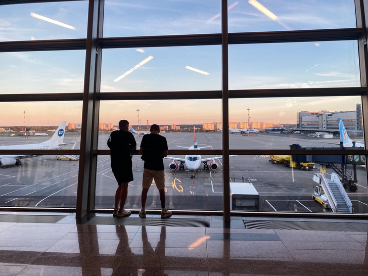 Им нужны эти €1300 в день: 5 европейских стран не дали ограничить выдачу «шенгенов» россиянам | Источник: Alesya Avs via Shutterstock/Fotodom.ru