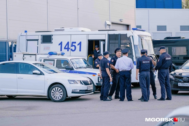 На случай беспорядков к площадке подогнали автозак | Источник: Даниил Пономаренко / MGORSK.RU