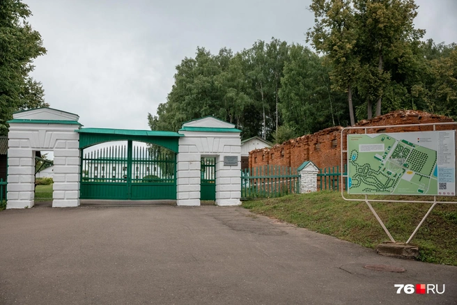 У входа в музей-заповедник установлена карта усадьбы, которая поможет сориентироваться на территории и выбрать маршрут прогулки | Источник: Александр Куренной / 76.RU
