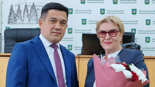 В августе 2026 года глава района Наиль Абелгузин поздравлял Чупову со вторым местом на республиканском конкурсе в номинации «Лучший муниципальный служащий» | Источник: Альшеевский район / Vk.com