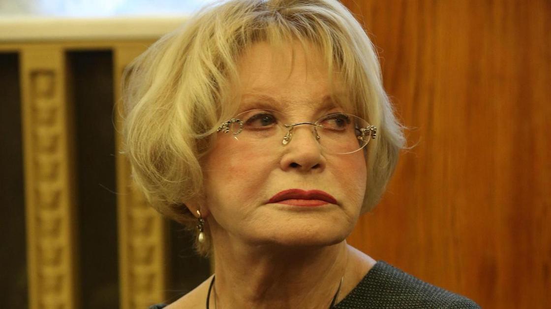 На прощании с Ольгой Чиповской Людмила Максакова упала на колени перед гробом