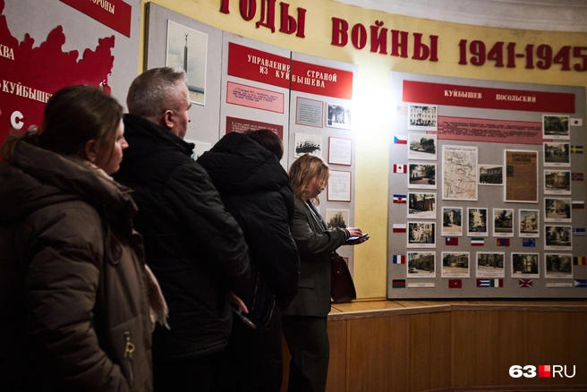 На стенде фото каждого посольства, эвакуированного в Куйбышев | Источник: Роман Данилкин / 63.RU