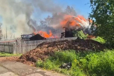 Пожар в Архангельске: огонь и столб дыма заметили очевидцы (видео)
