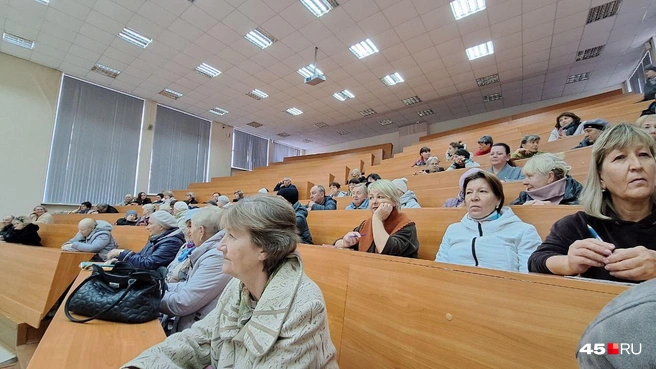Жители собрались в аудитории, чтобы выслушать лекцию о будущем общежитий КГСХА | Источник: Александр Лисихин
