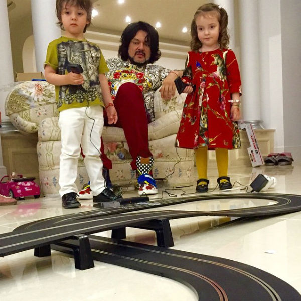 Филипп Киркоров привез в подарок детям из Лондона железную дорогу