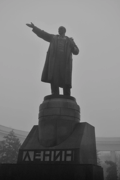 Путеводная длань Владимира Ильича видна даже в тумане | Источник: Александр Киреев