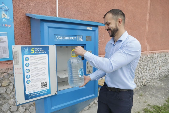 На открытии новых водоматов выдают фирменные бутылки с укрепленной ручкой — ими можно пользоваться долго