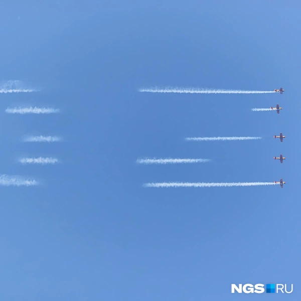 Московская пилотажная группа «Первый полет» написала «Вива Авиа 2026» в небе | Источник: Александр Ощепков / NGS.RU