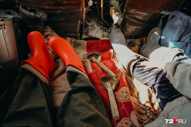 Консервная банка и деревянная ручка. Инструмент, которым десятилетиями собирают клюкву | Источник: Анастасия Малышкина / 72.RU