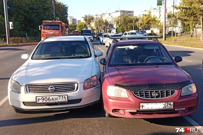 Nissan Stagea в ДТП на Свердловском проспекте | Источник: читатель 74.RU