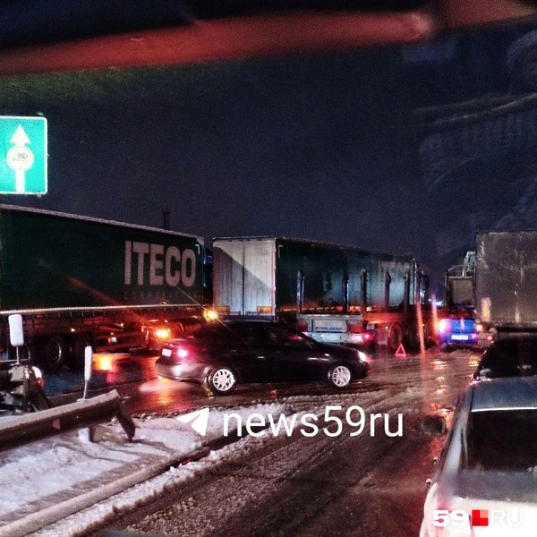 А вот и причина затора | Источник: читатель 59.RU