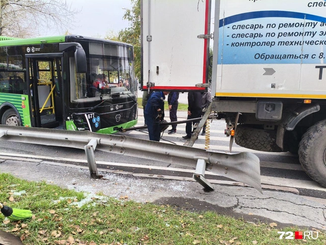 Отбойник победил автобус, как видите. Водитель и пассажиры в результате ДТП не пострадали | Источник: читатель 72.RU