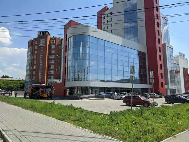 Кран провалился на парковке у ресторана «Малибу» | Источник: «ЧП Омск» / T.me
