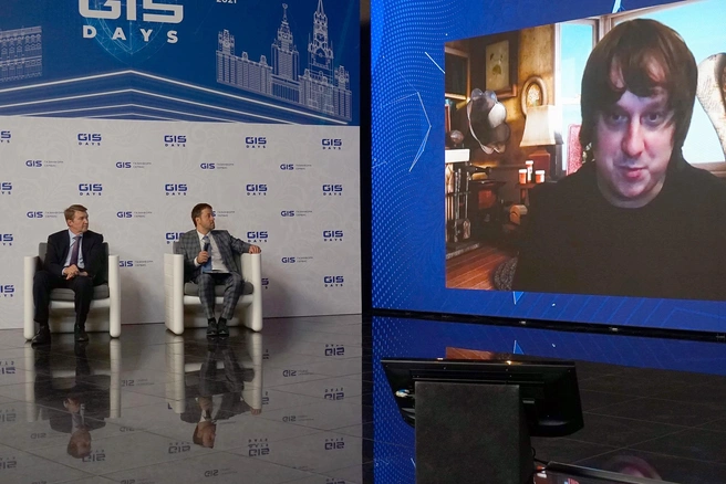Президент «Руссофт» Валентин Макаров, ведущий Роман Герасимов и онлайн — Максим Чеботарев, управляющий партнер фонда CATS.VC, сооснователь программы стажировки инвесторов в Кремниевой Долине GoValley. | Источник: Алексей Рожнов