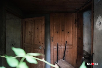 Один из брошенных из-за оползня домов | Источник: Дарья Паращенко / 93.RU