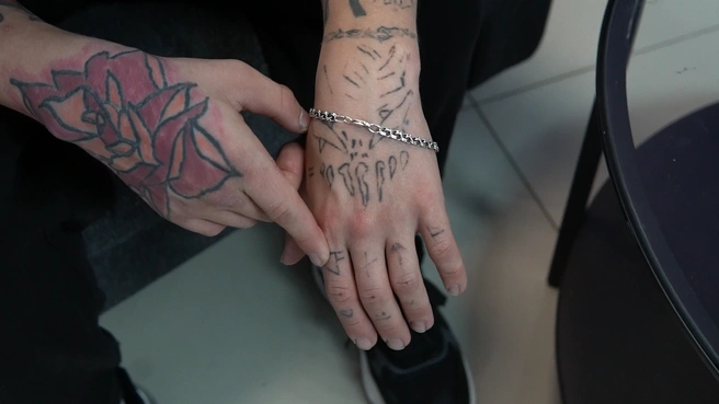 В употреблении Даня набил больше 20 несуразных татуировок | Источник: Никита Шайхутдинов / NGS24.RU