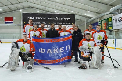 Сотрудники МЧС сыграли в хоккей на празднике Пульс весны