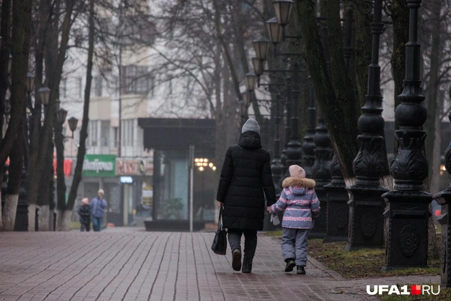 Погулять с ребенком&nbsp;— святое | Источник: Булат Салихов / UFA1.RU