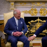 Шутки на высшем уровне: как король и президент изящно поддели друг друга в Белом доме