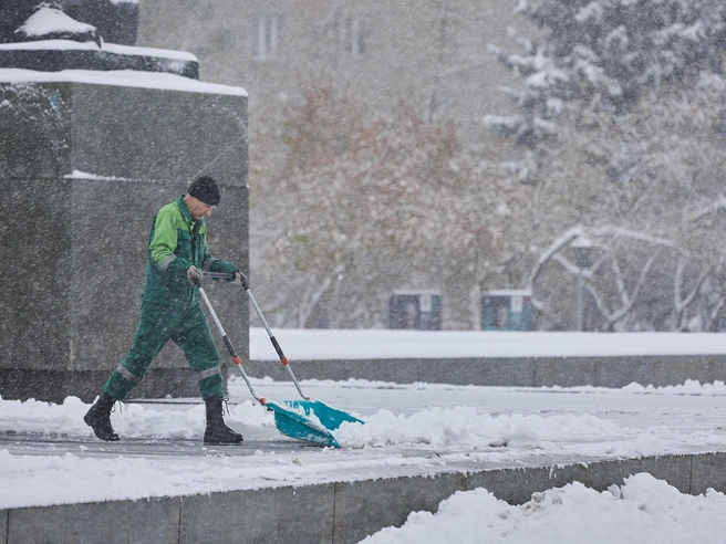 В центре города снег убирают активно. | Источник: Александр Ощепков