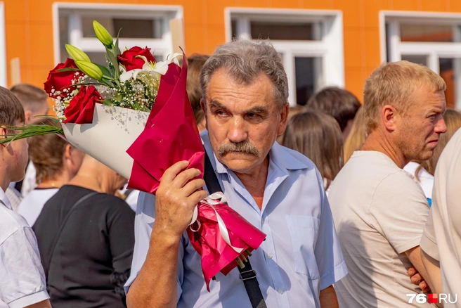 Многие в этот день подготовили букеты для учителей | Источник: Кирилл Поверинов / 76.RU