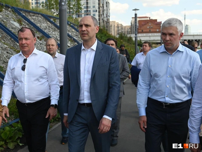 Денис Паслер между действующим мэром Екатеринбурга Алексеем Орловым (слева) и его заместителем Рустамом Галямовым (справа) | Источник: Дмитрий Емельянов / E1.RU