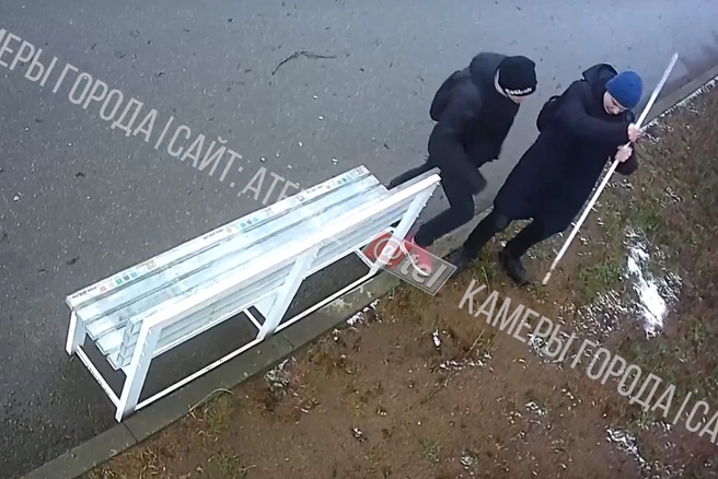 Рыбинские парни, поднявшие упавшую табличку, собирают лайки в соцсетях | Источник: «Аварии Рыбинск» / Vk.com