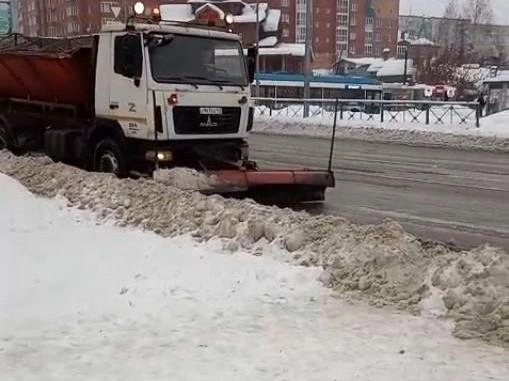 В жилмассиве «Восточный» снег сгребают на обочину, но, по словам местных, не убирают. Остановочный павильон демонтировали несколько месяцев назад, сама остановка сохранилась, а вокруг нее — сугробы | Источник: читатели НГС