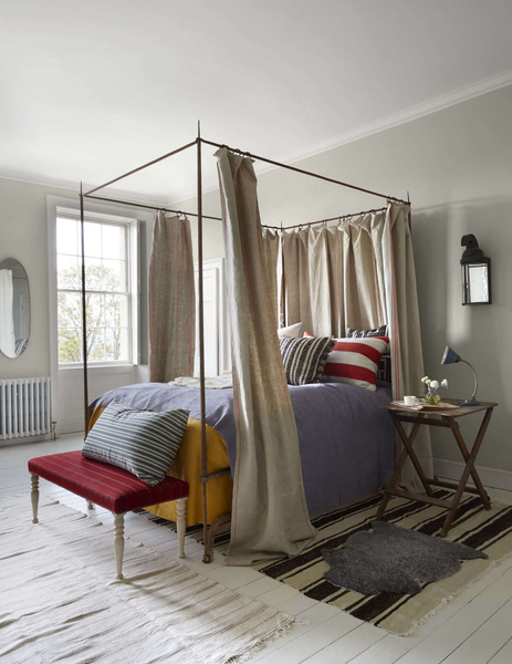 Кровать за занавеской: 35 примеров из реальных интерьеров | myDecor